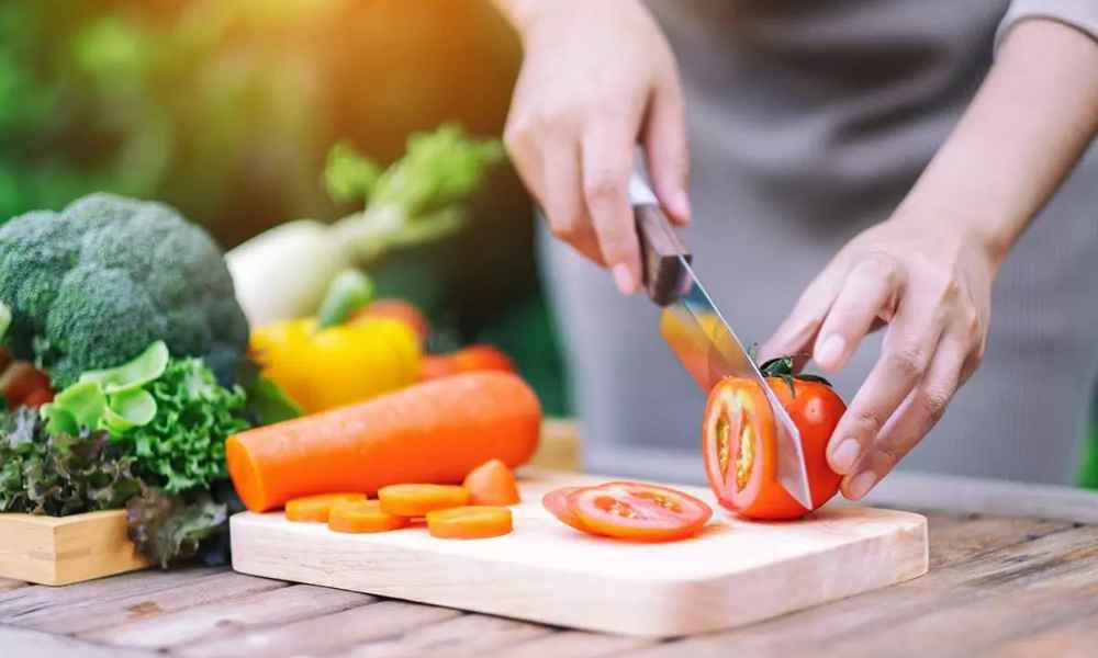woman chopping tomatos
