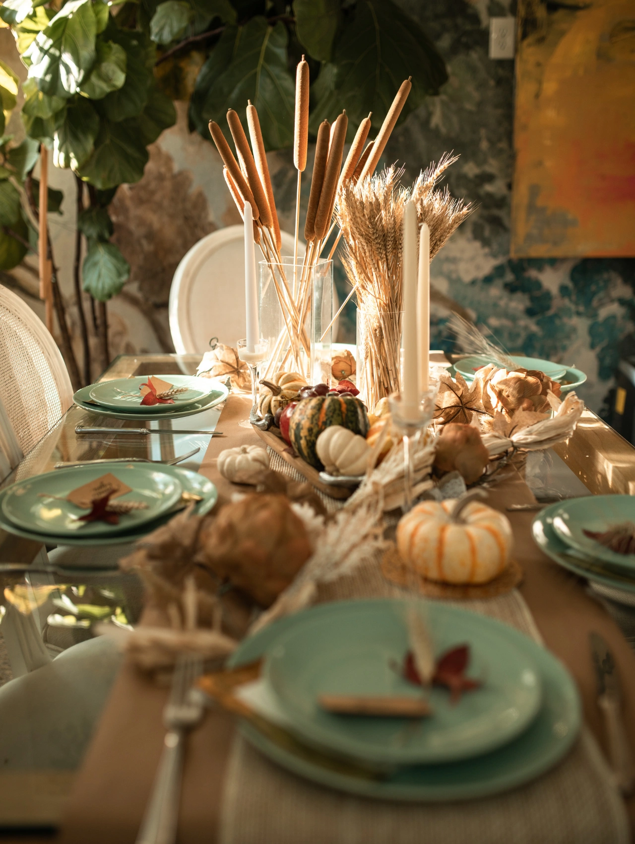 Elegant Thanksgiving table decor with candles and pumpkins — inspiring Thanksgiving Party Ideas.