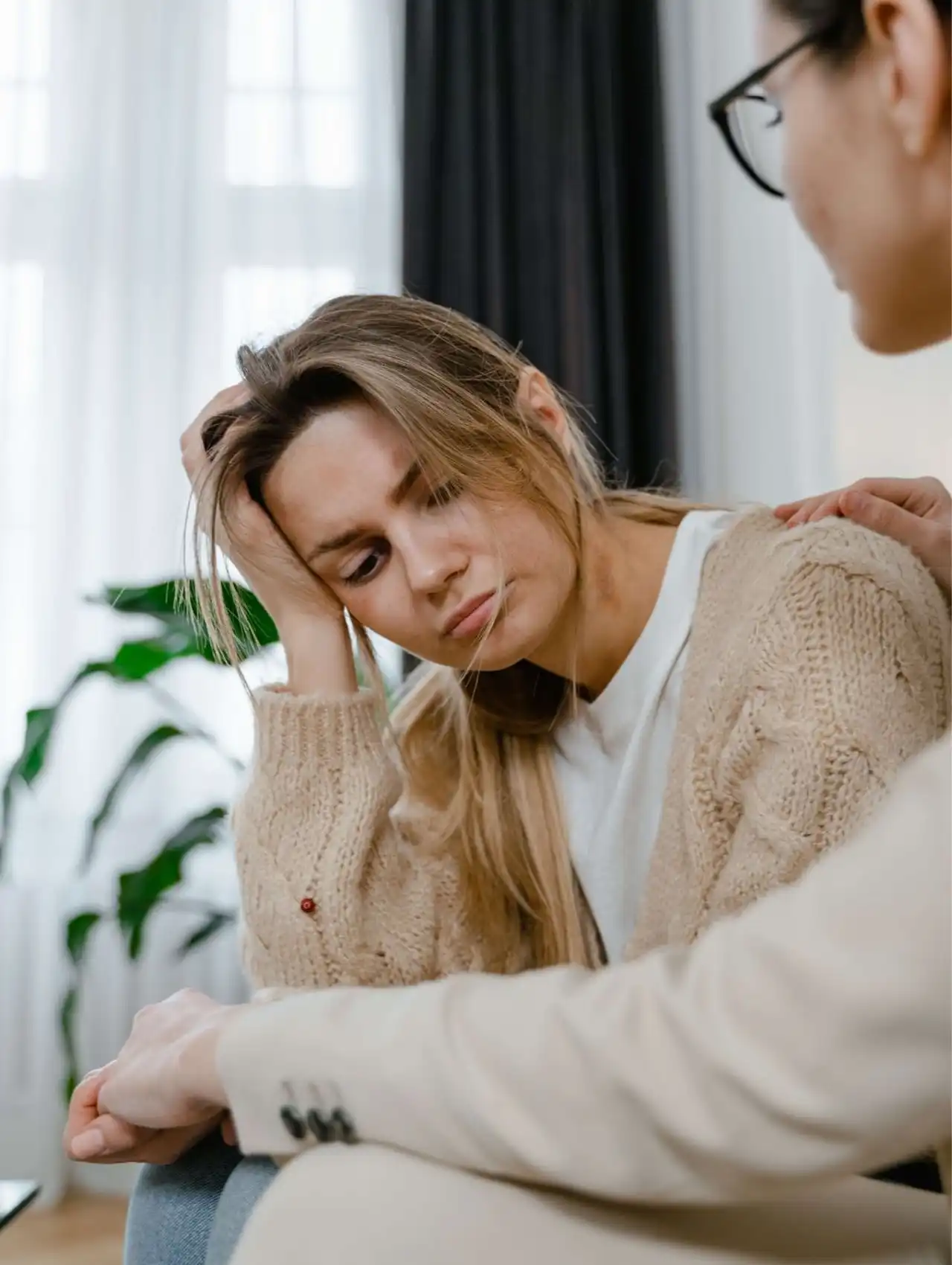 Mujer recibiendo apoyo emocional, ejemplo de tipos de violencia contra la mujer y sus consecuencias psicológicas