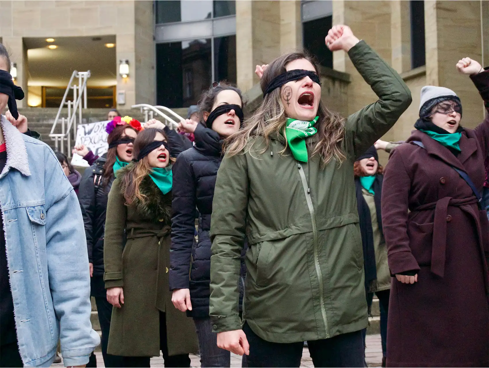 Mujeres en protesta feminista contra los tipos de violencia contra la mujer