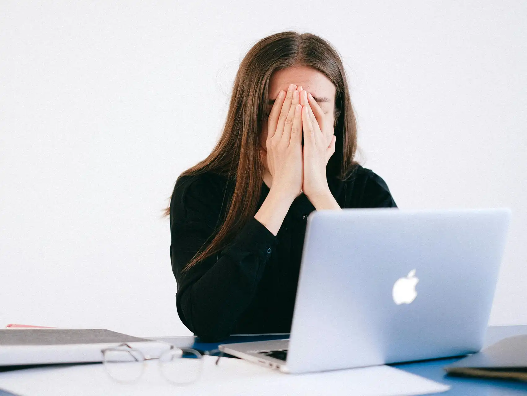 Mujer angustiada frente a su computadora, ejemplo de violencia virtual dentro de los tipos de violencia contra la mujer