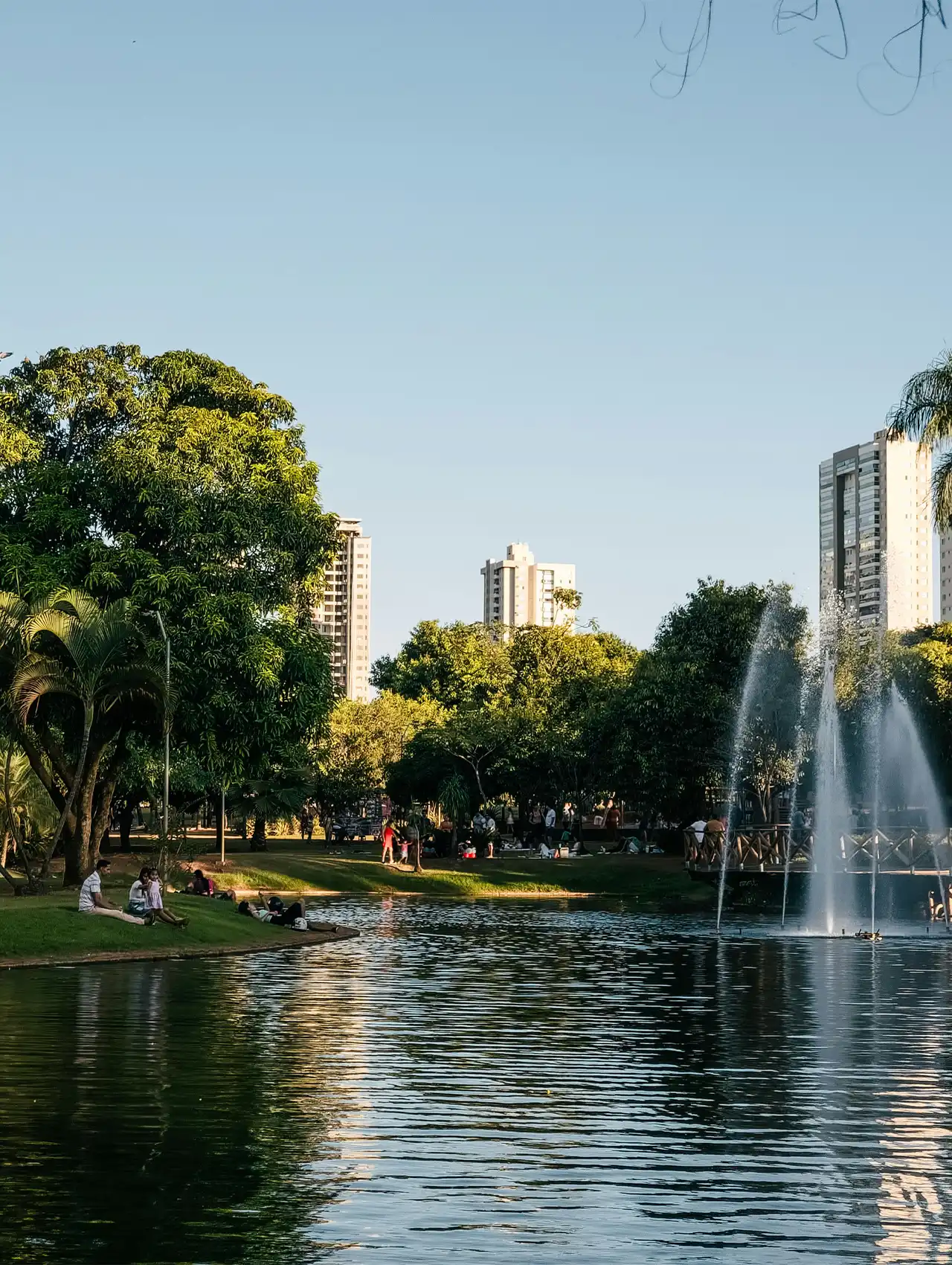 Scenic downtown Orlando park with lake, fountain, and high-rise buildings, ideal for people moving to Orlando