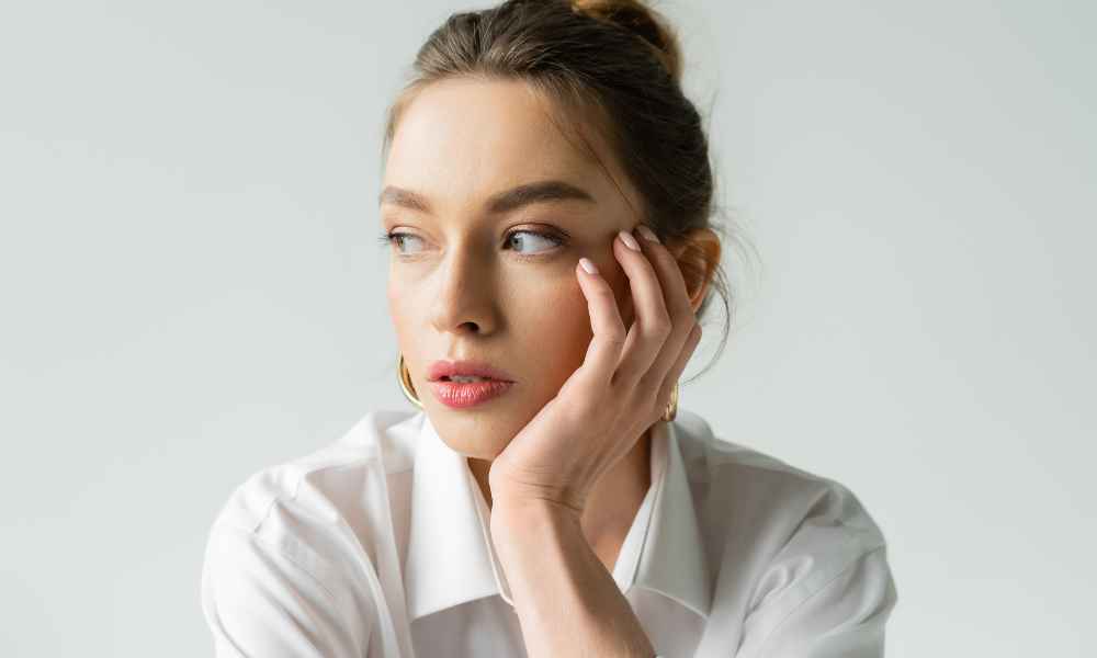 Mujer con maquillaje natural.