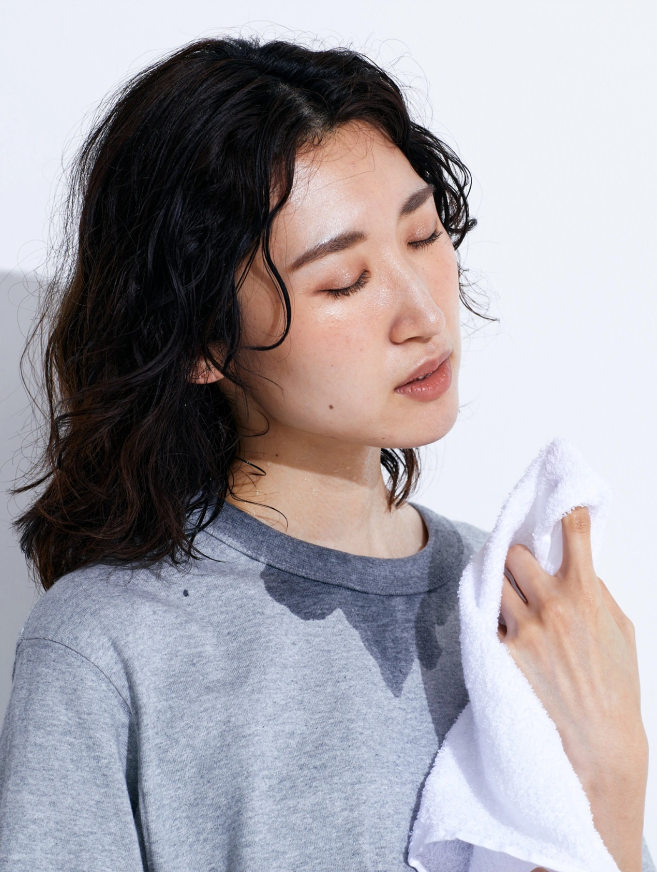 Wipes – gym essentials for beginners, sweaty workout wipes held beside a clean white towel for post-workout cleanup.