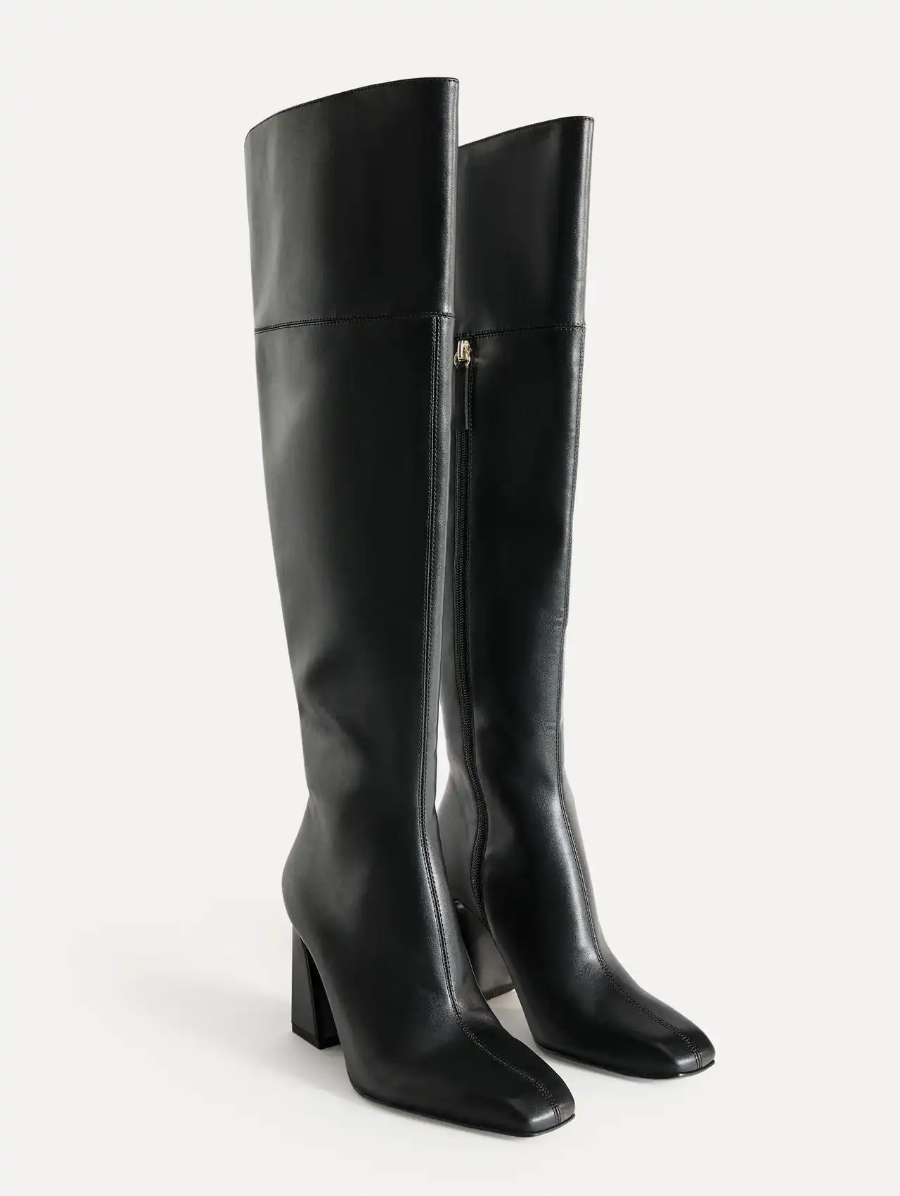 Botas de invierno para mujer negras altas con tacón ancho y diseño moderno.
