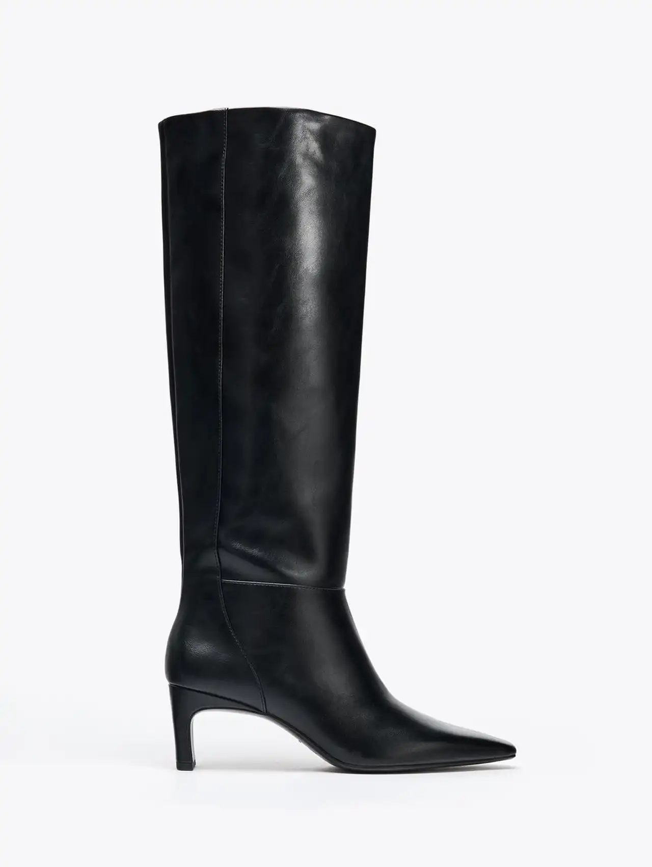 Botas de invierno para mujer negras de caña alta con tacón fino medio.