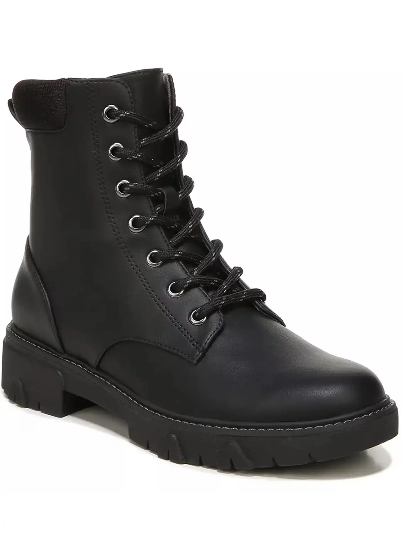 Botas de invierno para mujer negras de caña media con agujetas y suela dentada para mayor agarre.