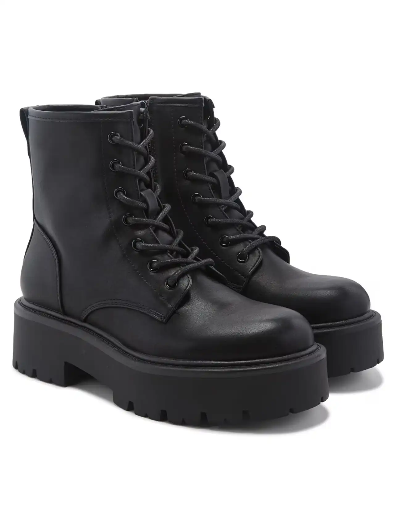 Botas de invierno para mujer negras con plataforma alta y agujetas, estilo moderno y resistente para el frío.