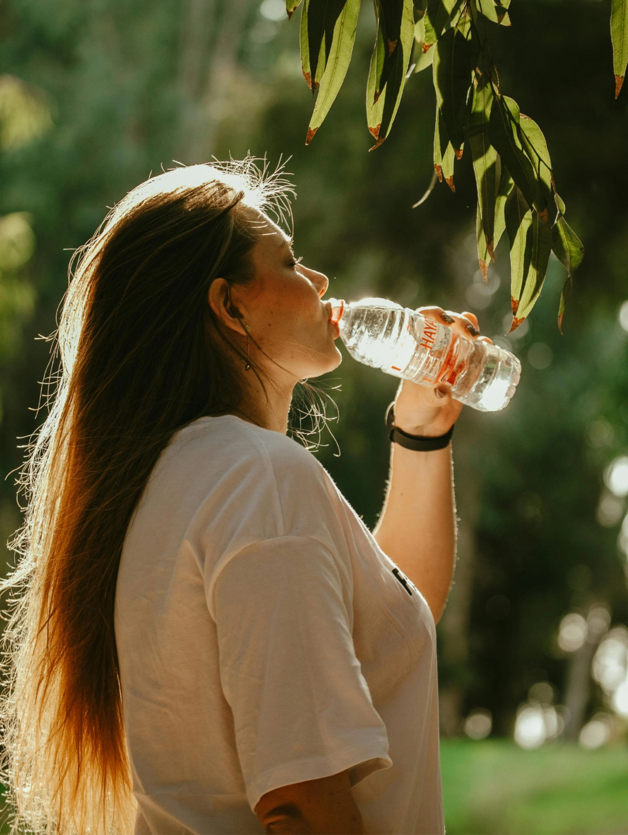 Weight loss detox habit showing a woman drinking water outdoors as part of a healthy detox routine.
