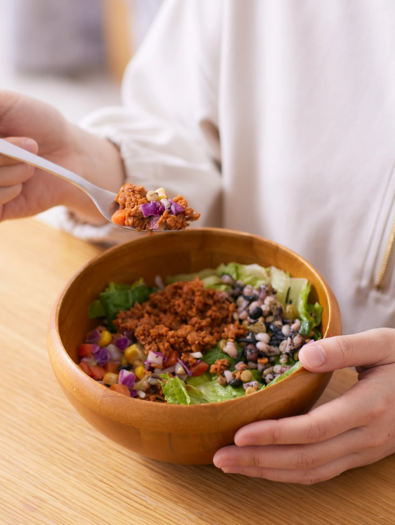 Weight loss detox meal featuring a plant-forward bowl with vegetables, legumes, and whole ingredients.