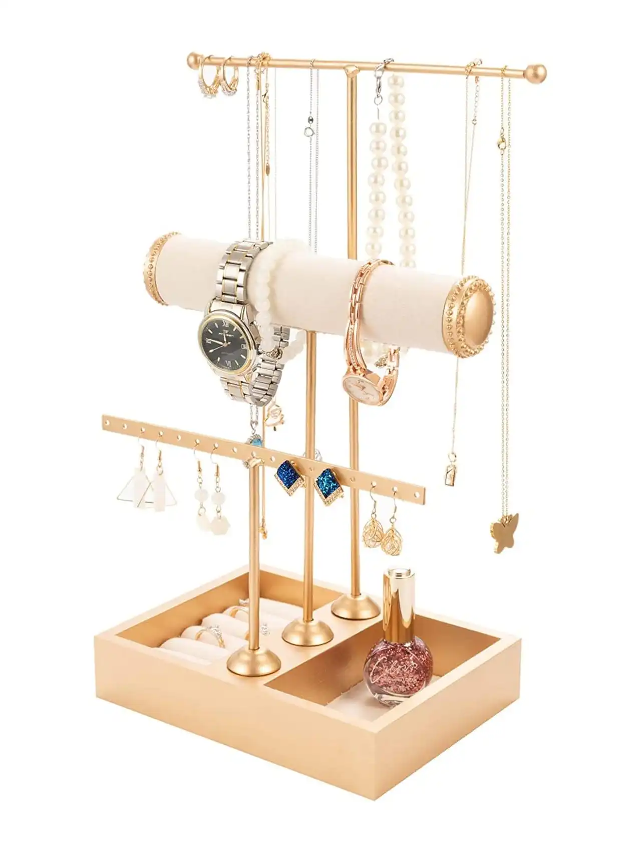 Joyero dorado con collares, pulseras y esmalte sobre tocador de maquillaje.