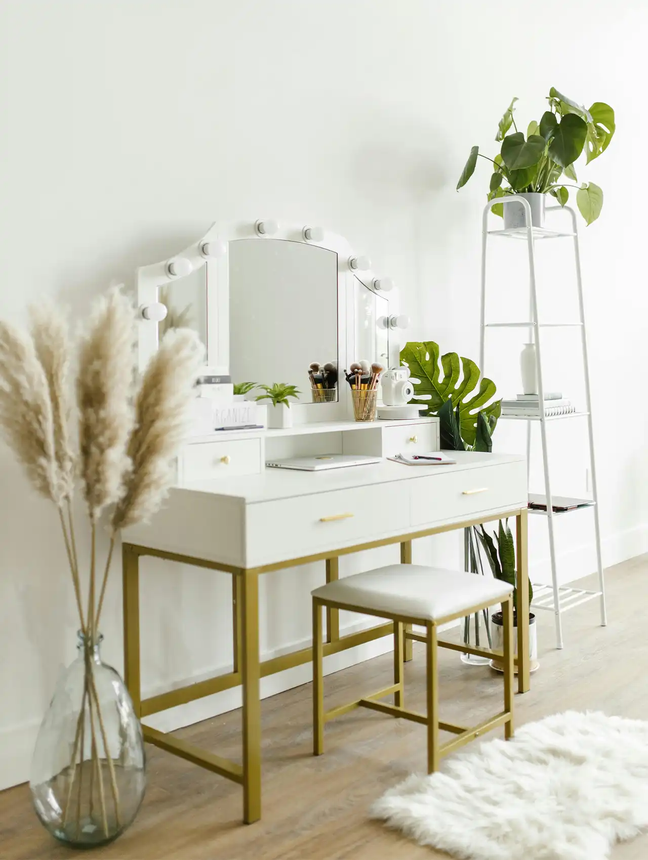 Tocador de maquillaje moderno en color blanco con espejo iluminado y asiento.