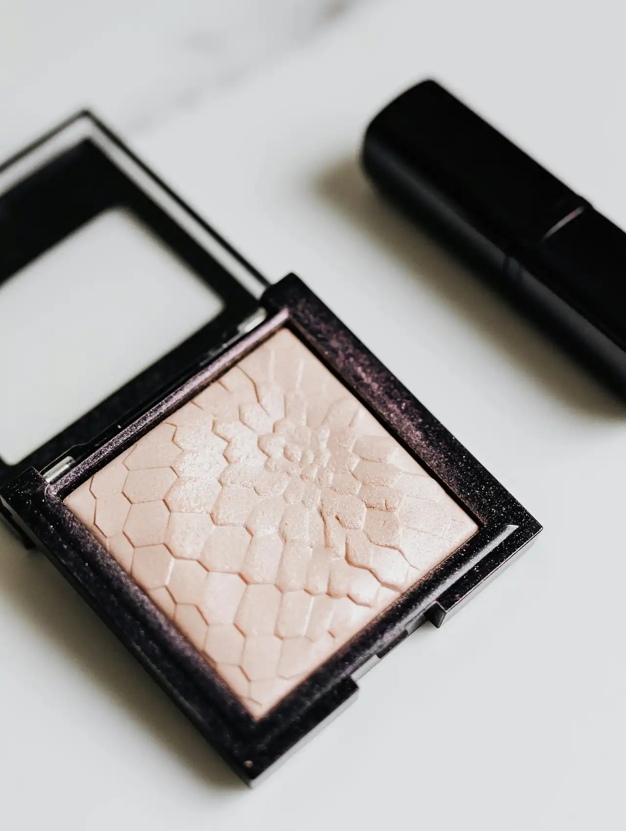 Polvo iluminador compacto con efecto de brillos