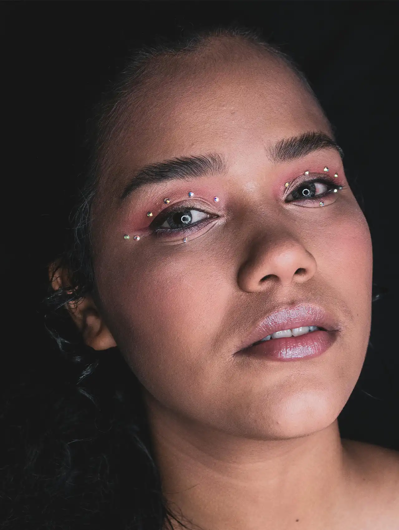 Maquillaje de ojos con perlas y pedrería de brillos