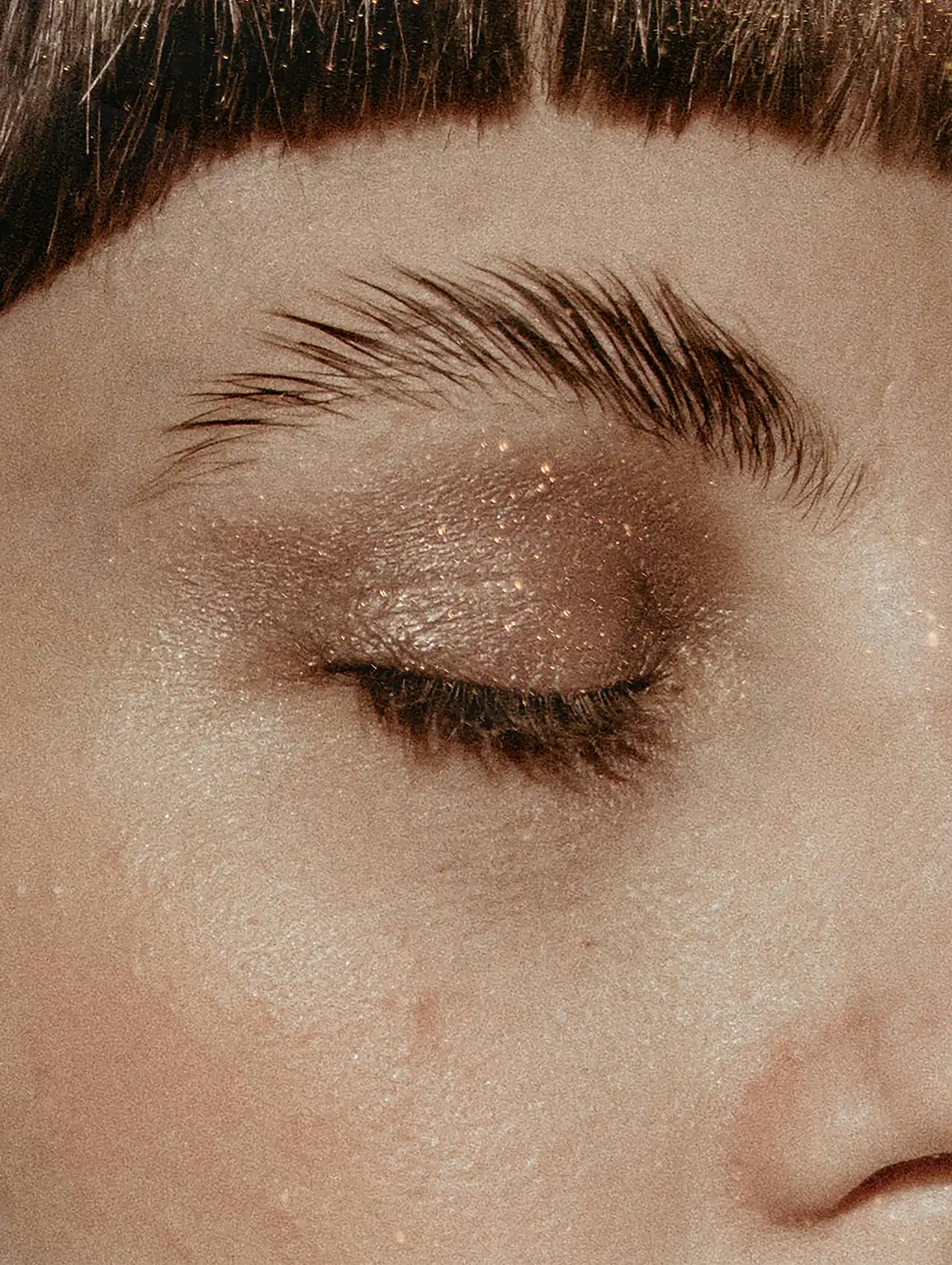 Sombras de ojos doradas con brillos y acabado brillante