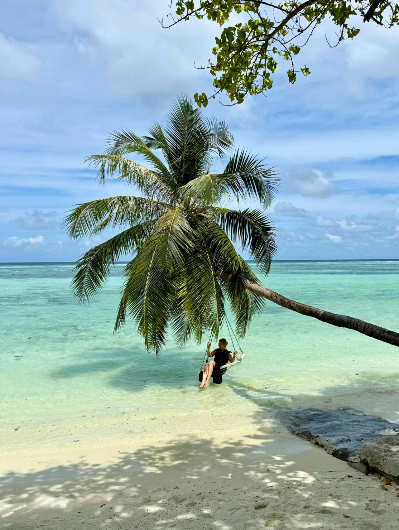 Semana Santa playas para vacacionar, dos mujeres en cuatrimoto sobre la arena frente al mar, plan de aventura para Semana Santa.