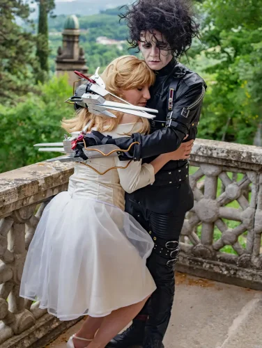 Edward Scissorhands and Kim embracing in viral costumes for Halloween
