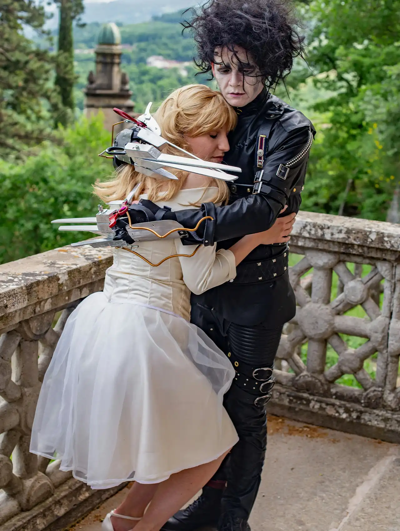 Edward Scissorhands and Kim embracing in viral costumes for Halloween