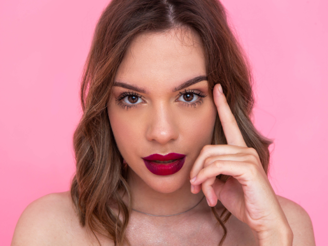 maquillaje con labios rojos