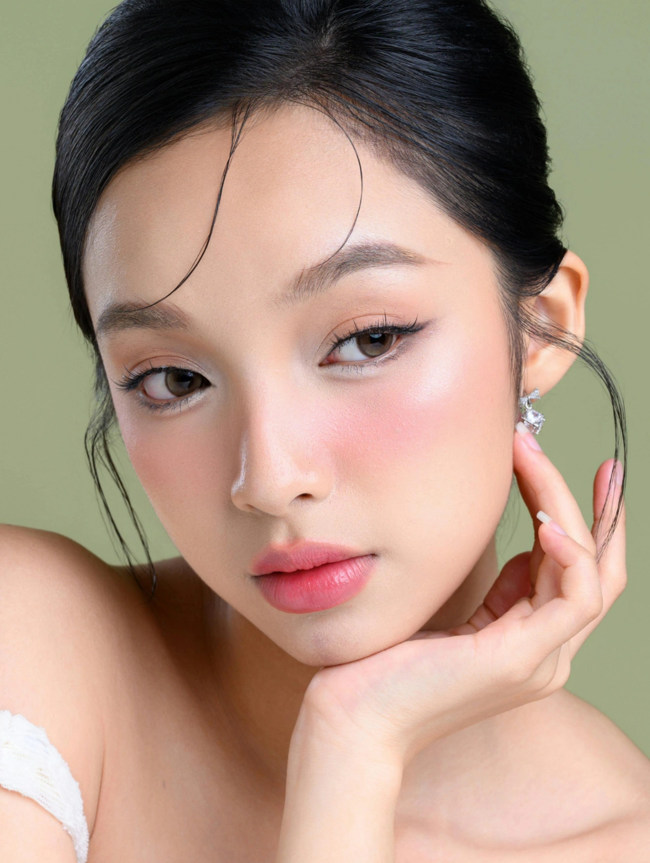 Maquillaje para San Valentín con acabado suave y romántico, tonos rosados naturales y piel fresca de efecto porcelana.