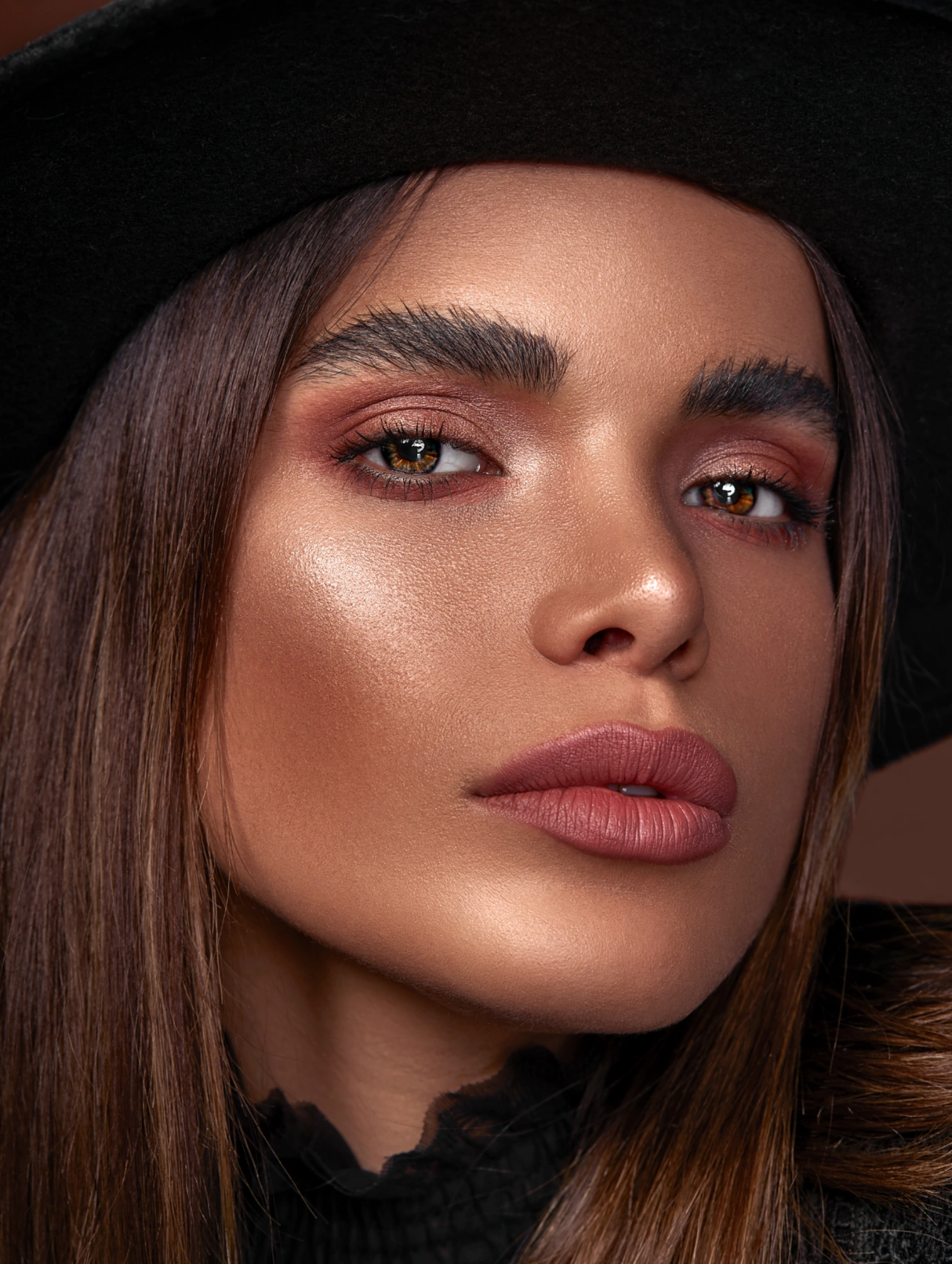 Maquillaje para San Valentín con efecto bronceado, piel glow, sombras cálidas y labios nude sofisticados.