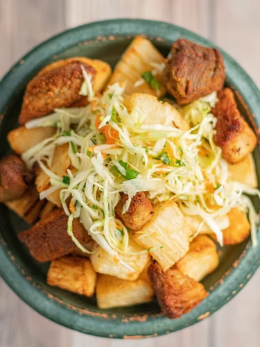 yuca con chicharrón