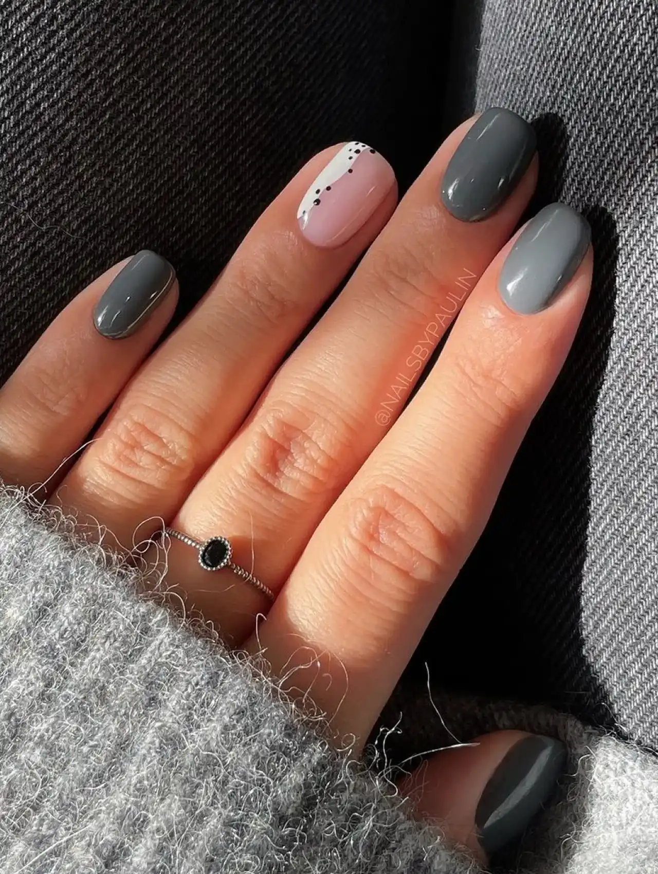 Short nails with a gradient of grey tones and accent nail with black dots, nail art design 2025
