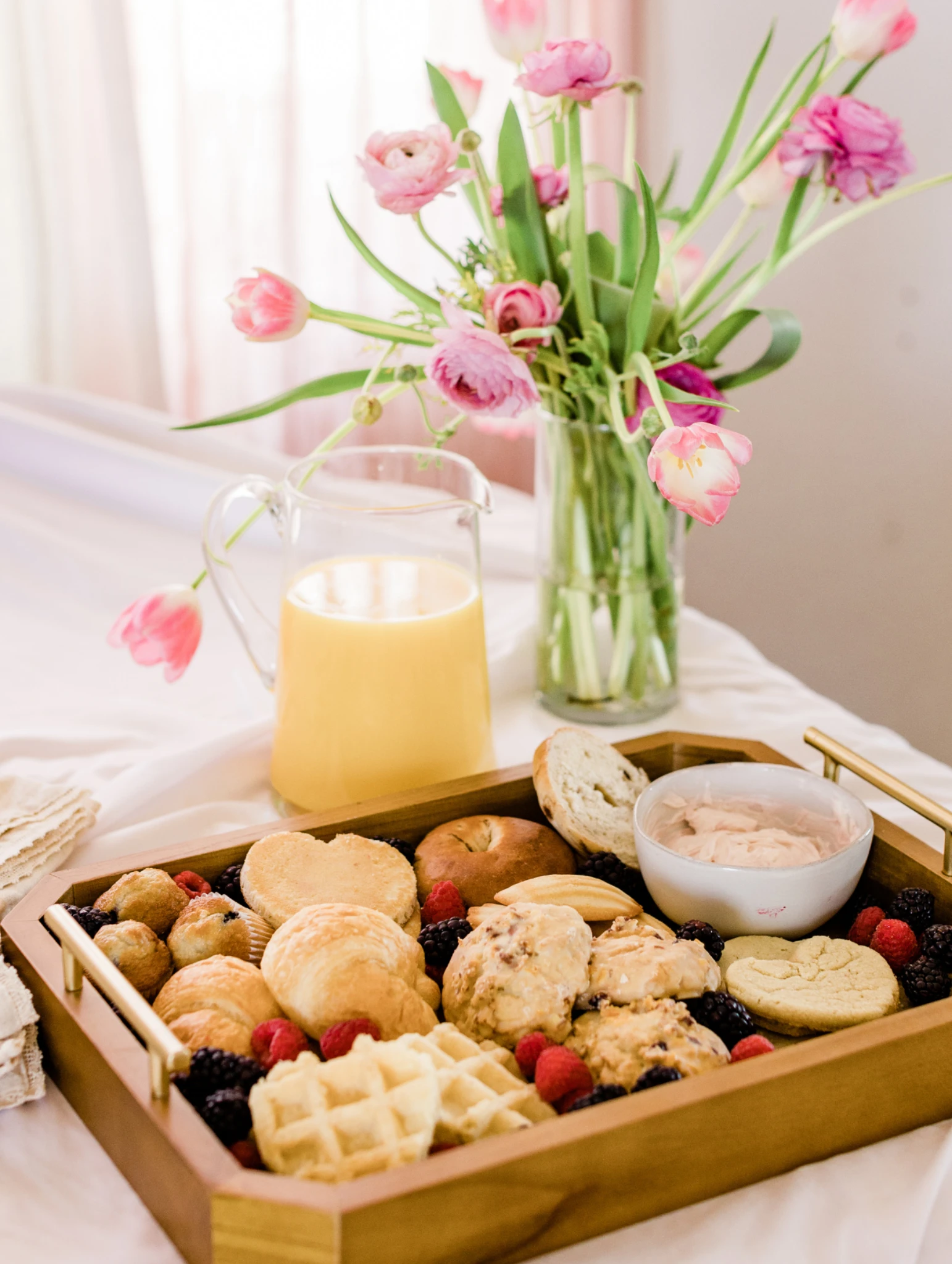 Desayuno sorpresa como uno de los mejores regalos para mamá con bandeja de comida, jugo natural y flores en un ambiente cálido y especial.