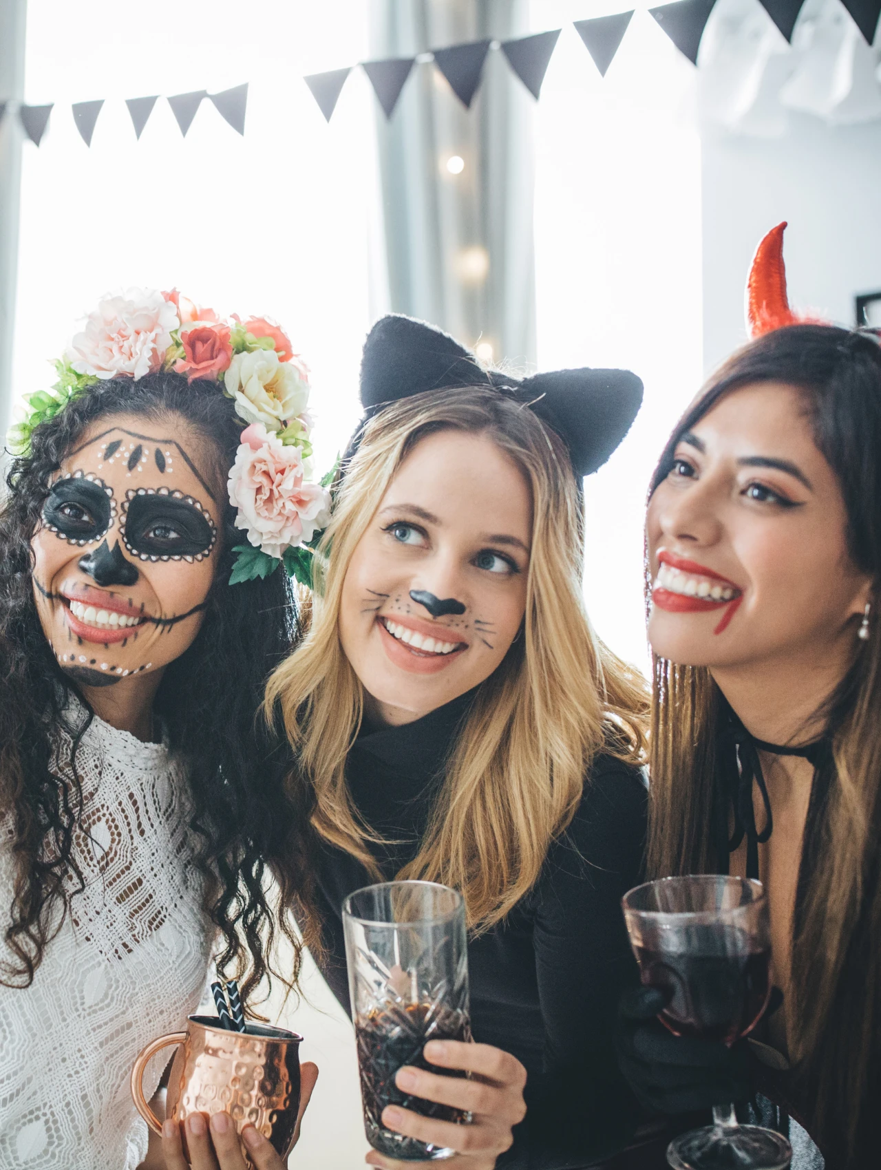 Disfraces para Halloween de chicas con maquillaje de catrina, gato y diablo, ideas creativas y fáciles de recrear.