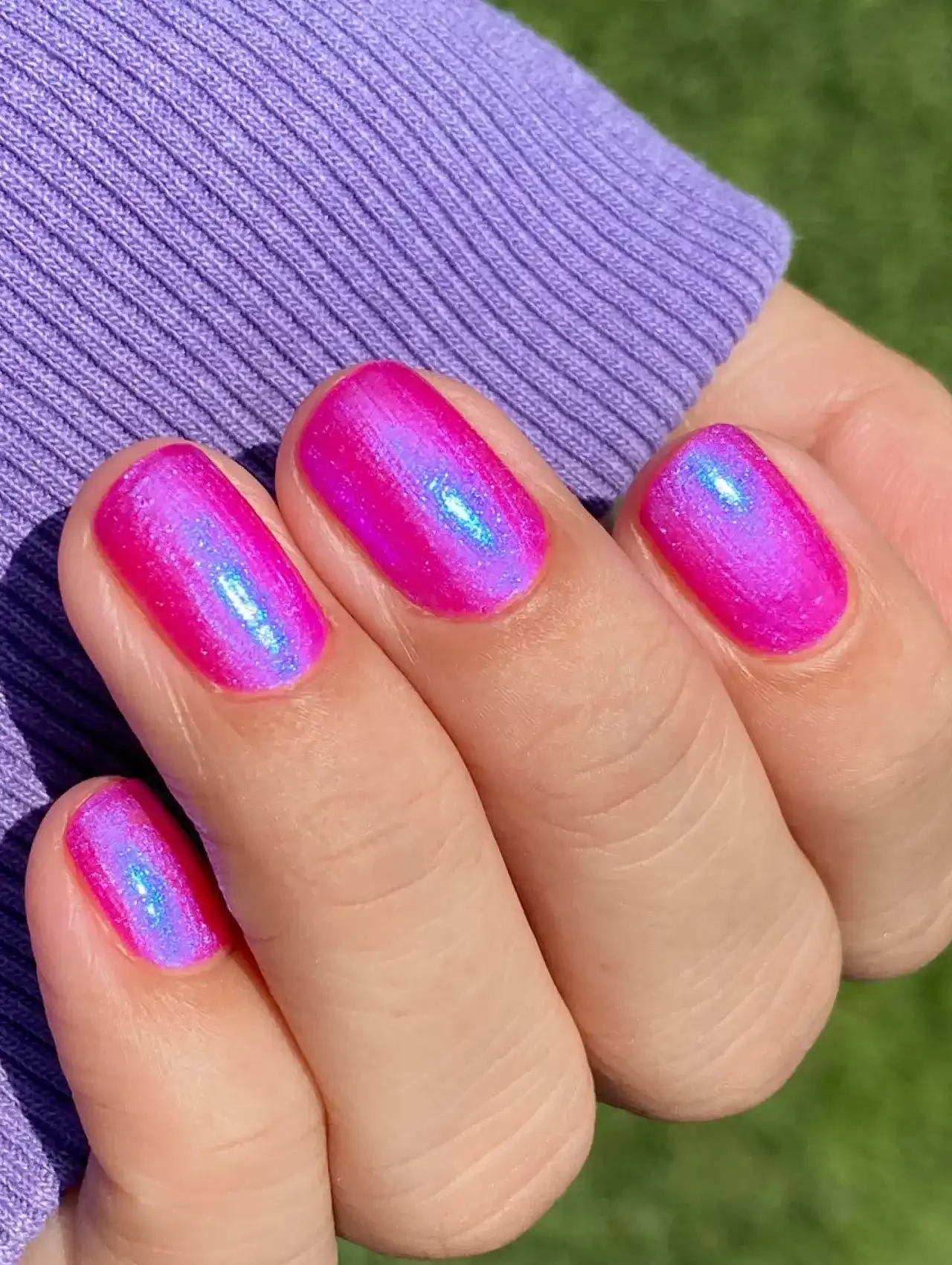 Neon nails in shimmering pink with blue iridescent effect