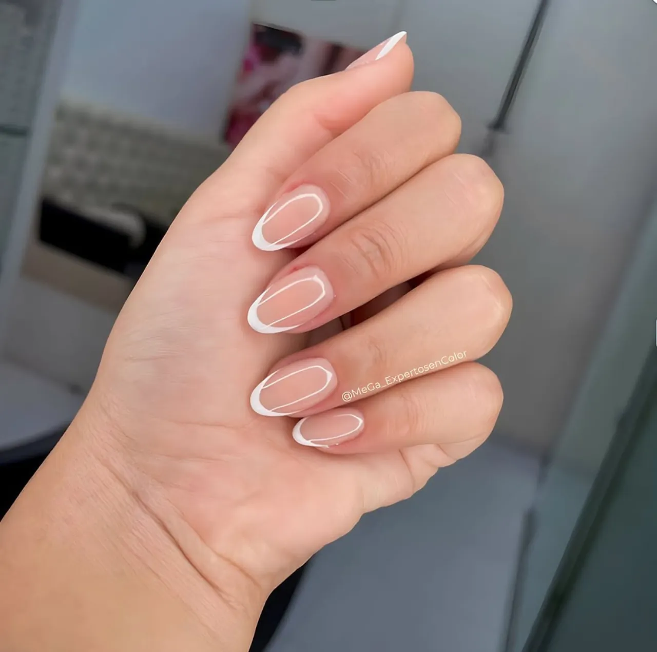 Diseños de uñas acrílicas con estilo francés moderno y línea blanca central