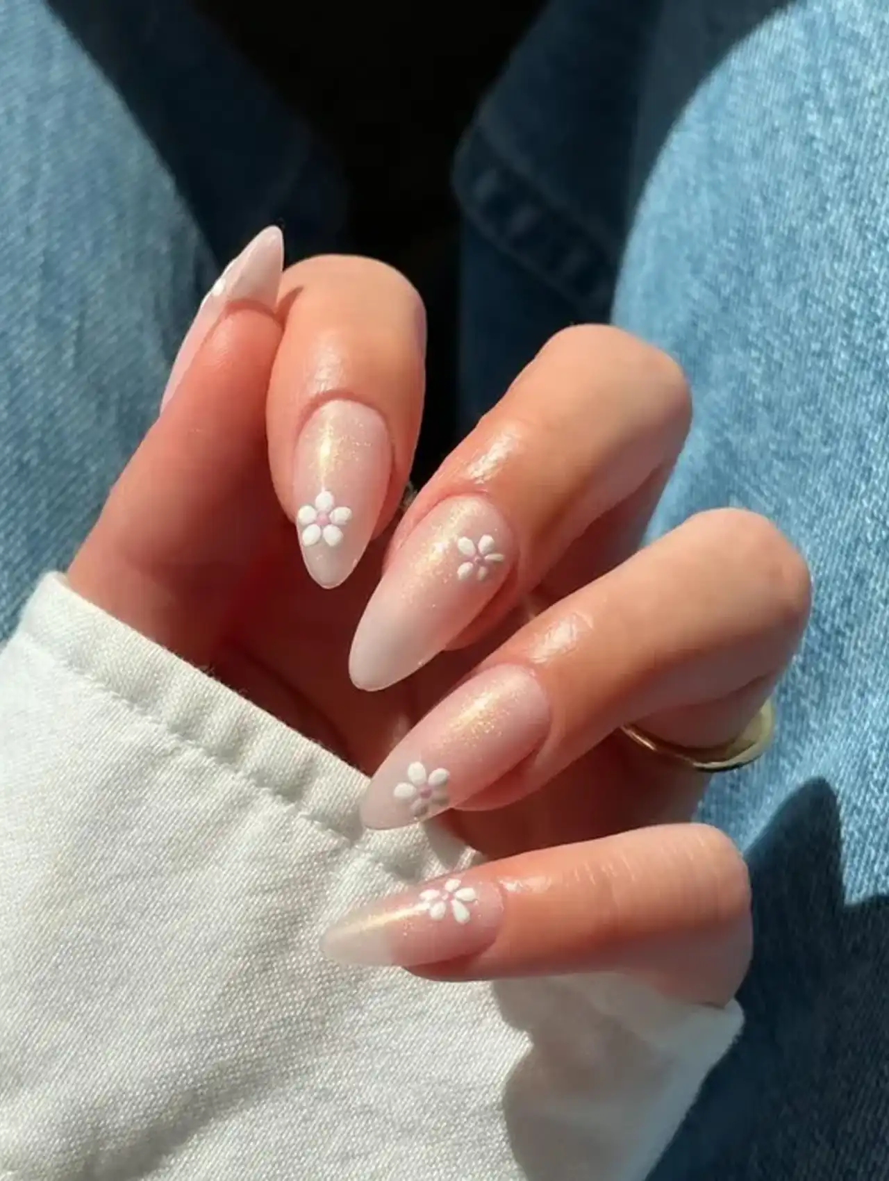 Subtle daisy nail art on pearly chrome base, elegant summer nail designs