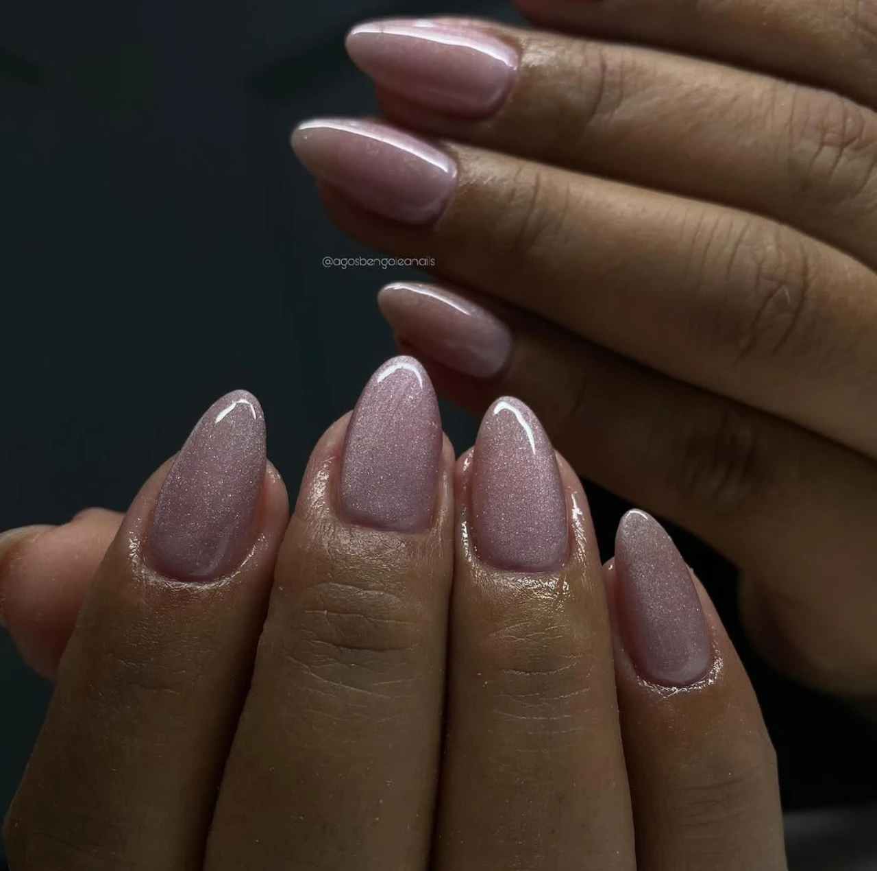 Diseño de uñas con brillo en tonos rosados elegantes.