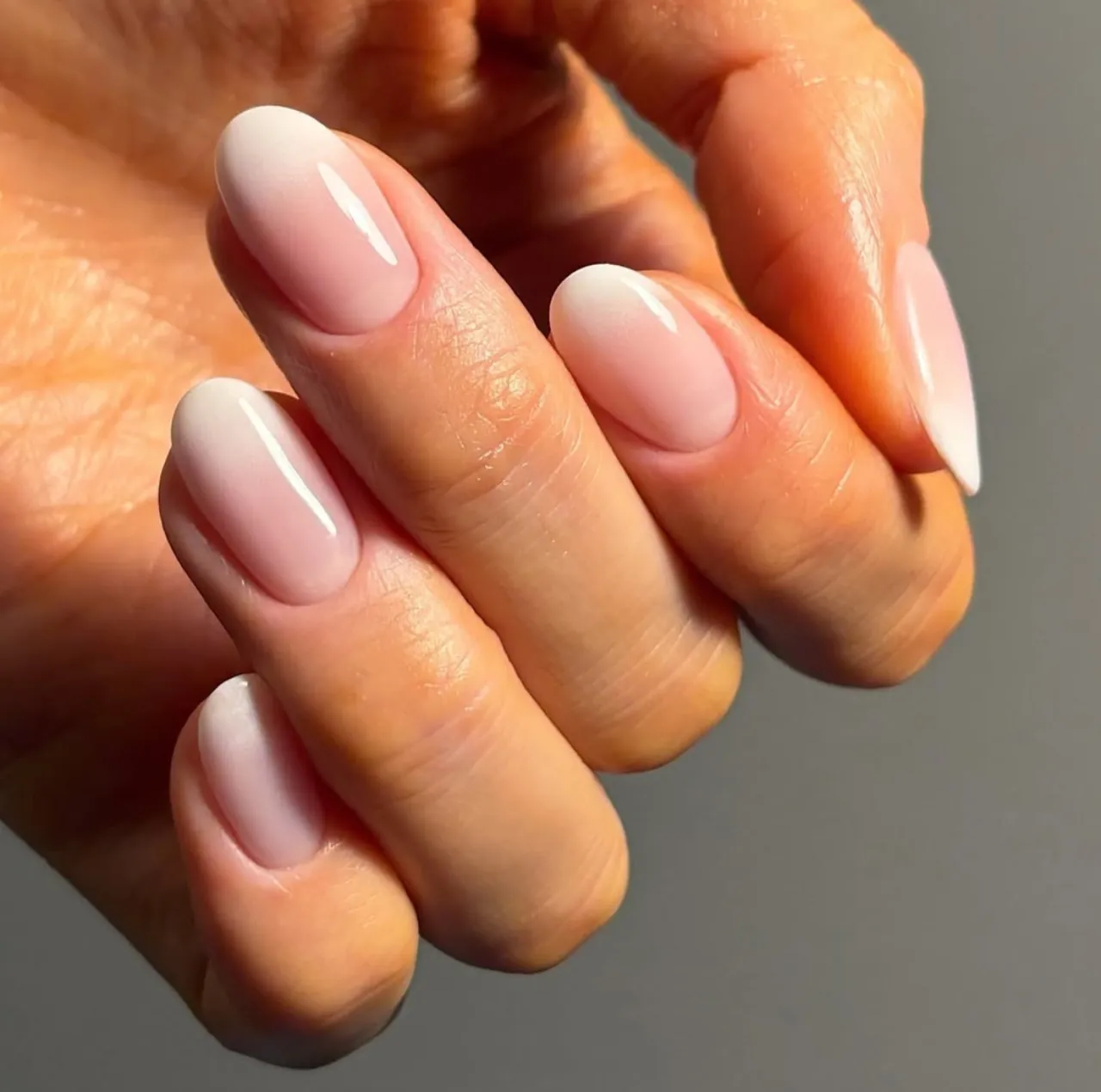 Diseño de uñas en tonos nude con efecto degradado u ombré.