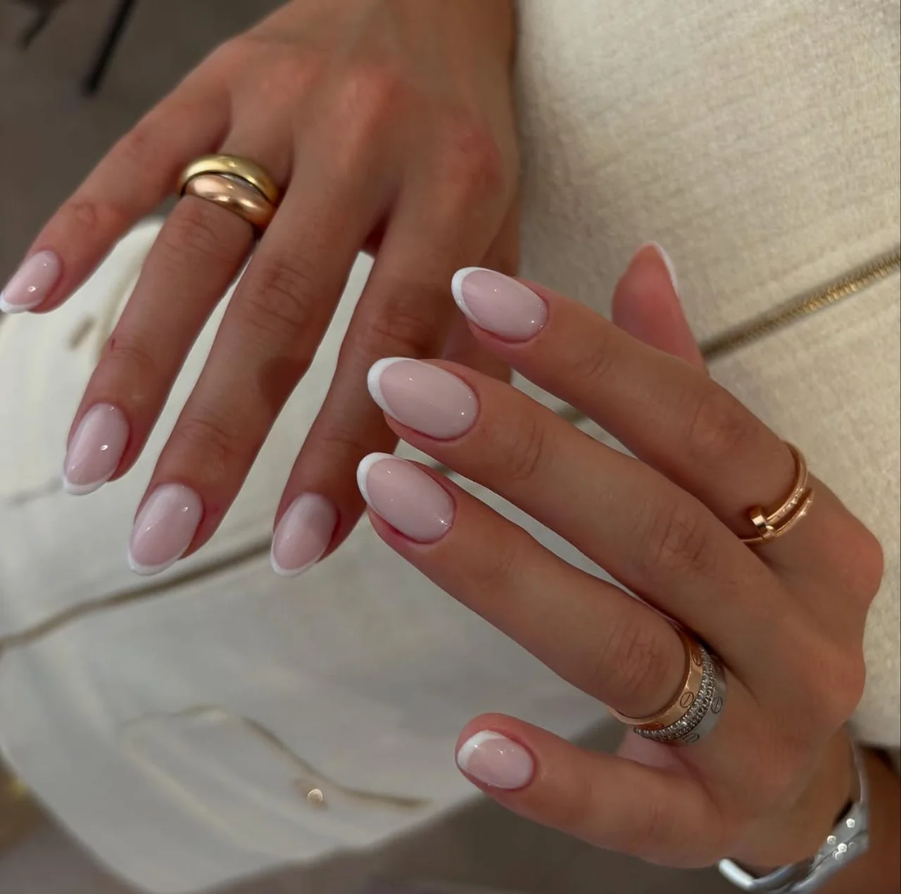 Diseño de uñas con esmalte básico rosa y estilo francesa clásica.