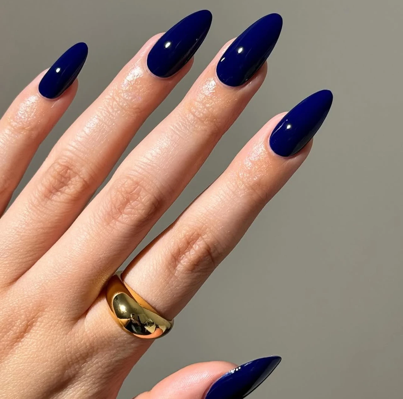 Diseños de uñas acrílicas azules aesthetic con acabado brillante y forma almendrada.