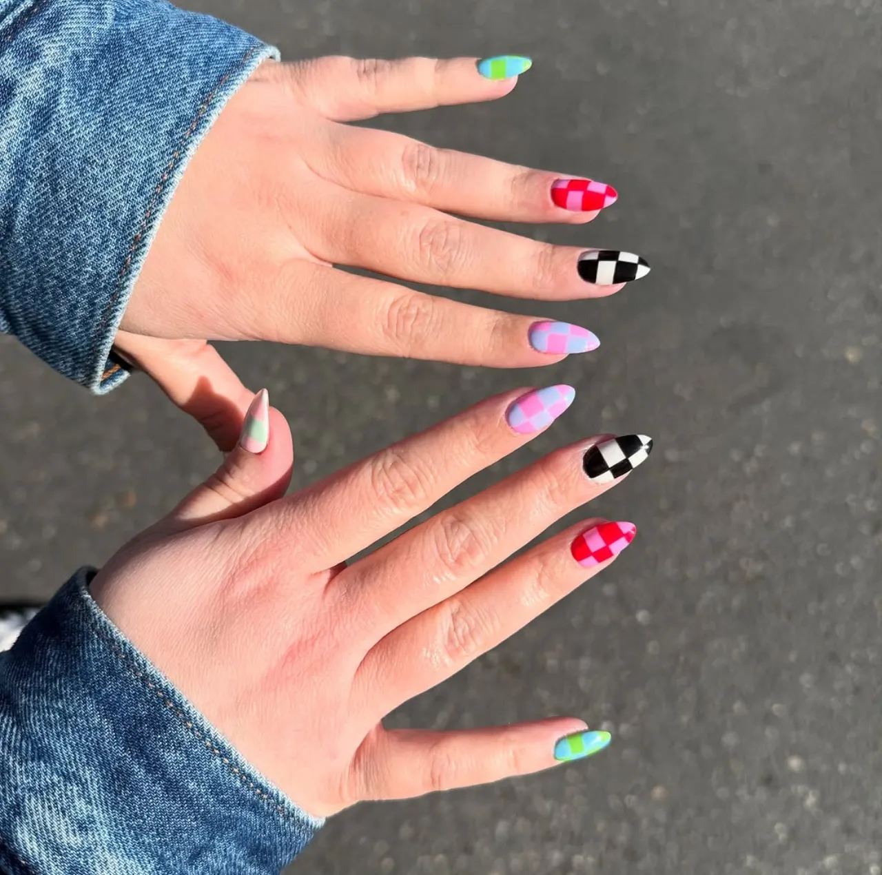 Diseños de uñas acrílicas con patrón checkboard en colores vibrantes y contrastantes.
