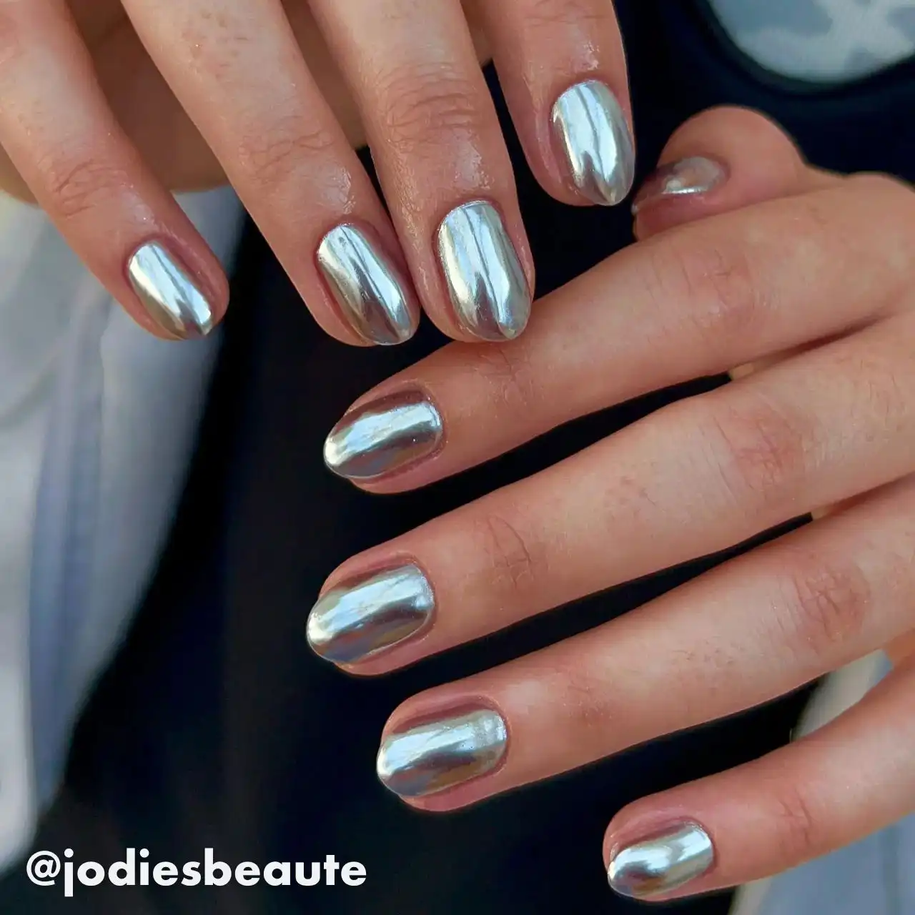 Diseños de uñas acrílicas cromadas con efecto espejo en tono plateado