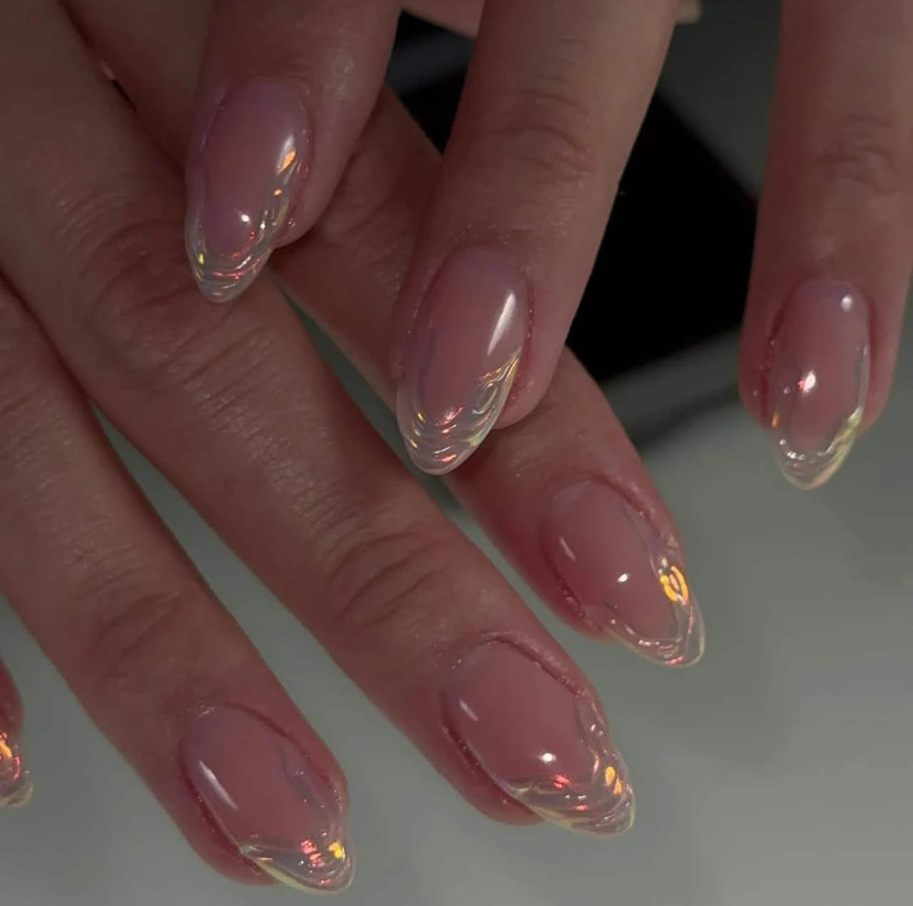 Diseños de uñas acrílicas francesas abstractas metalizadas con efecto tornasol.