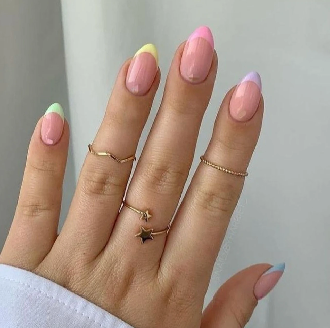 Diseños de uñas acrílicas francesas de colores en tonos pastel.