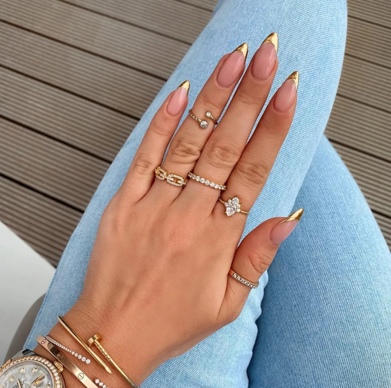 Diseños de uñas acrílicas francesas doradas con acabado metálico brillante.