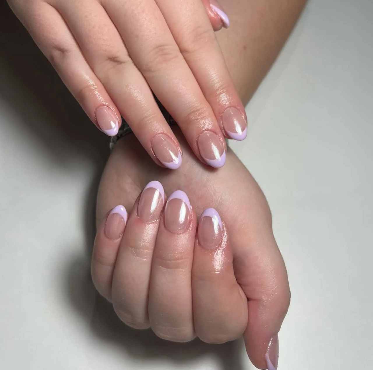 Diseños de uñas acrílicas francesas moradas metalizadas con acabado brillante.