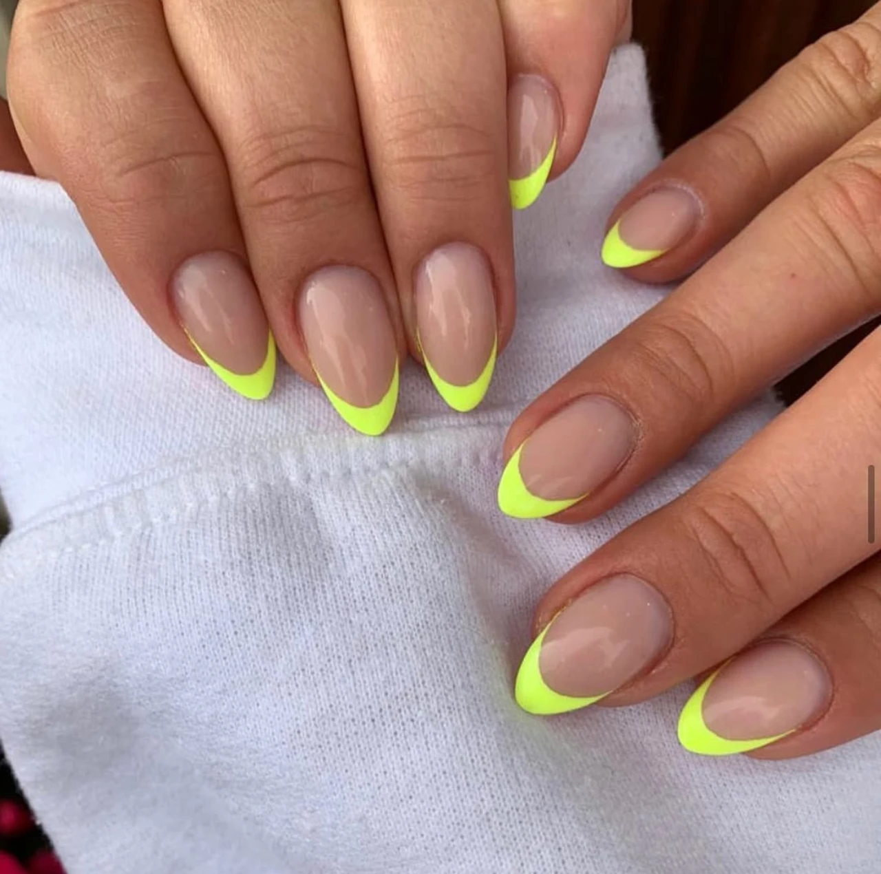 Diseños de uñas acrílicas francesas neón en tono amarillo fosforescente.