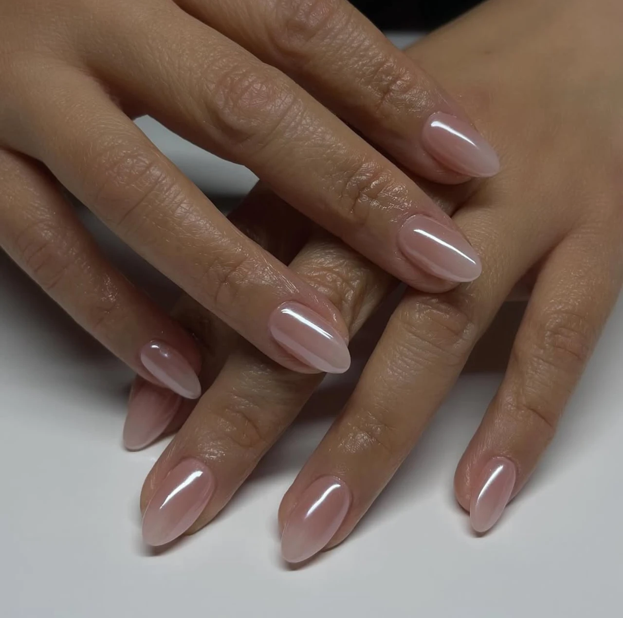 Diseños de uñas acrílicas glaseadas con acabado brillante y efecto natural.