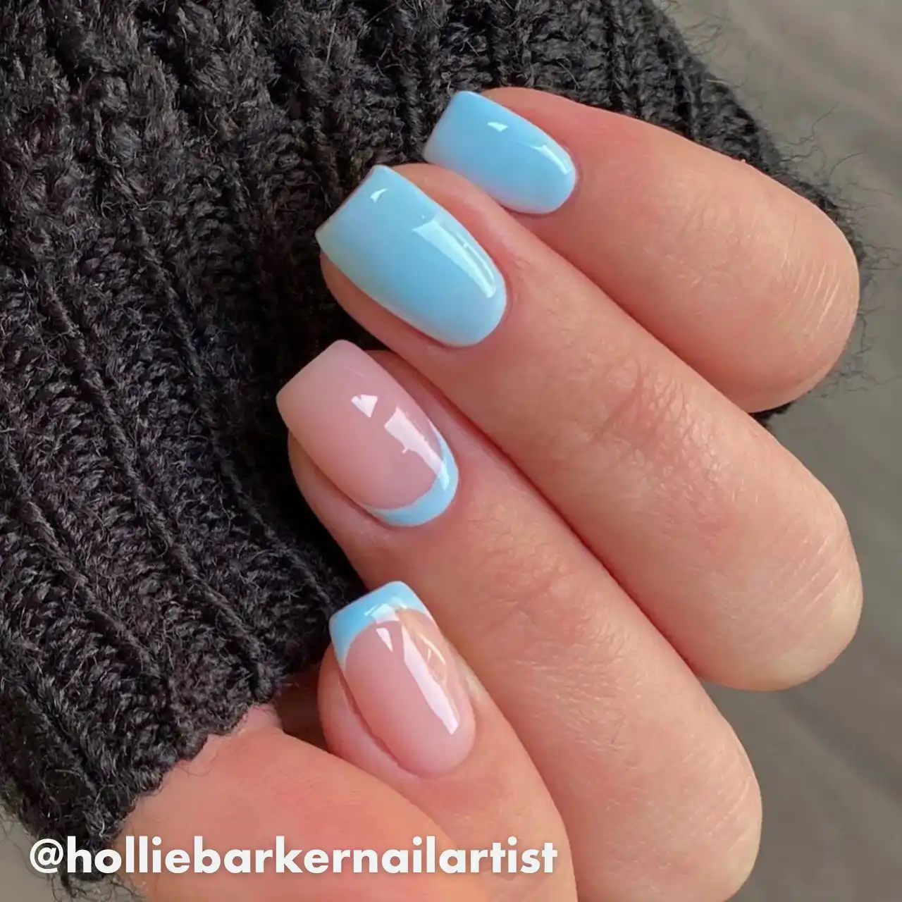 Diseños de uñas acrílicas minimalistas con detalles en azul pastel.