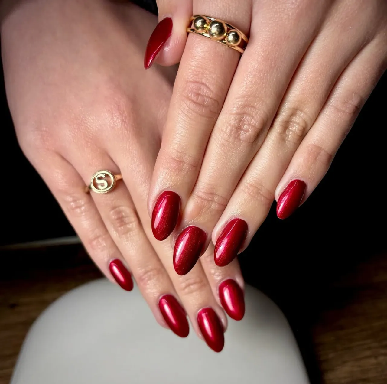 Diseños de uñas acrílicas rojas metalizadas con acabado brillante y elegante