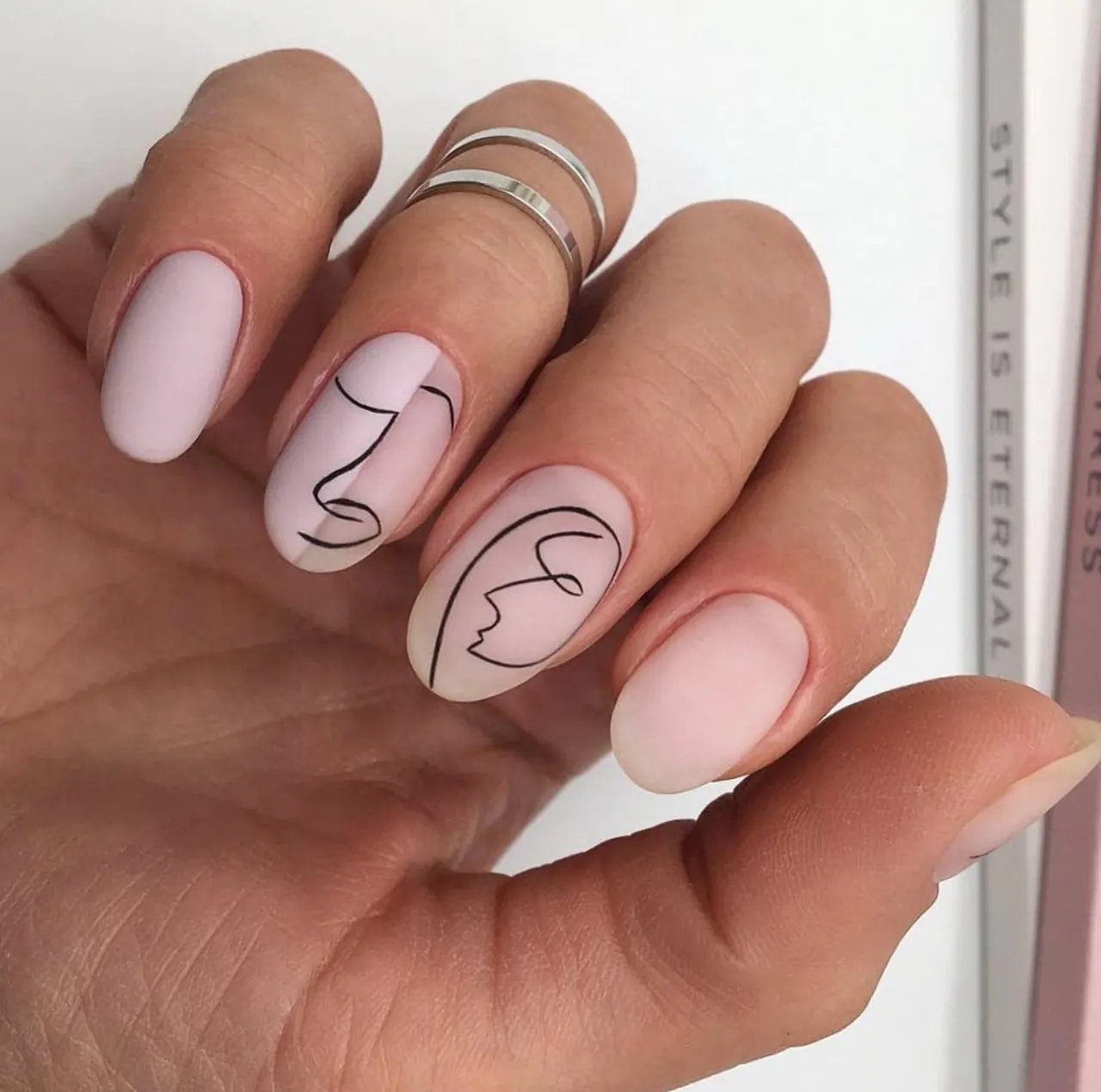 Diseño de uñas con acabado matte y líneas de arte minimalista – diseños de uñas acrílicas.