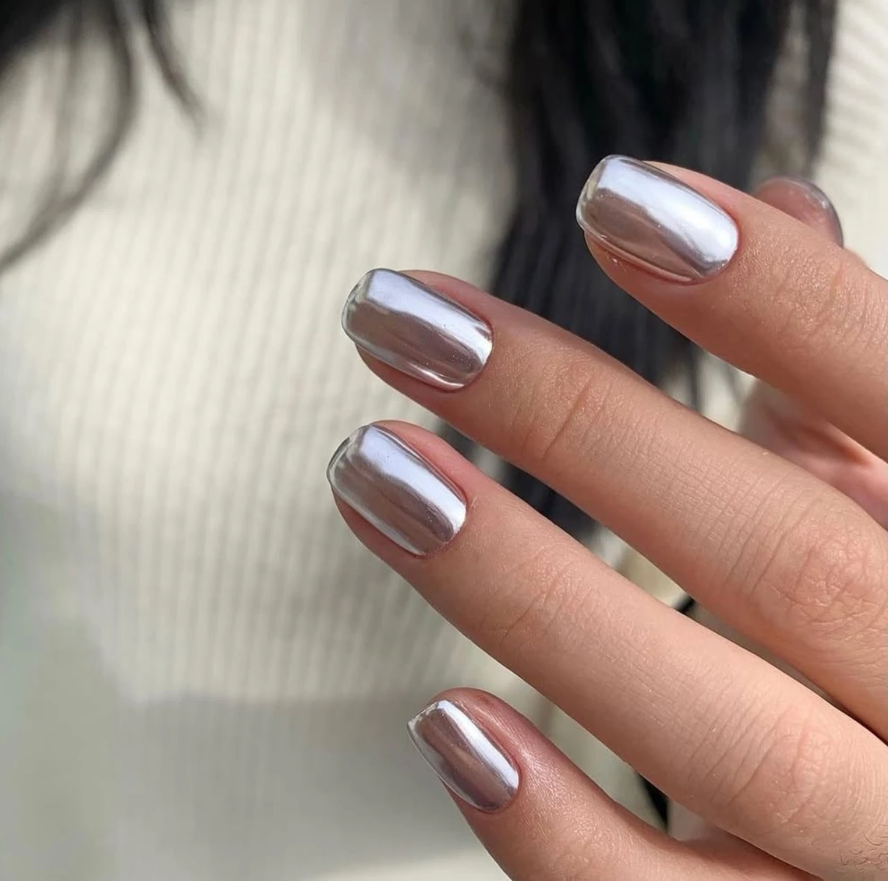 Diseños de uñas acrílicas cromadas plateadas con efecto espejo.