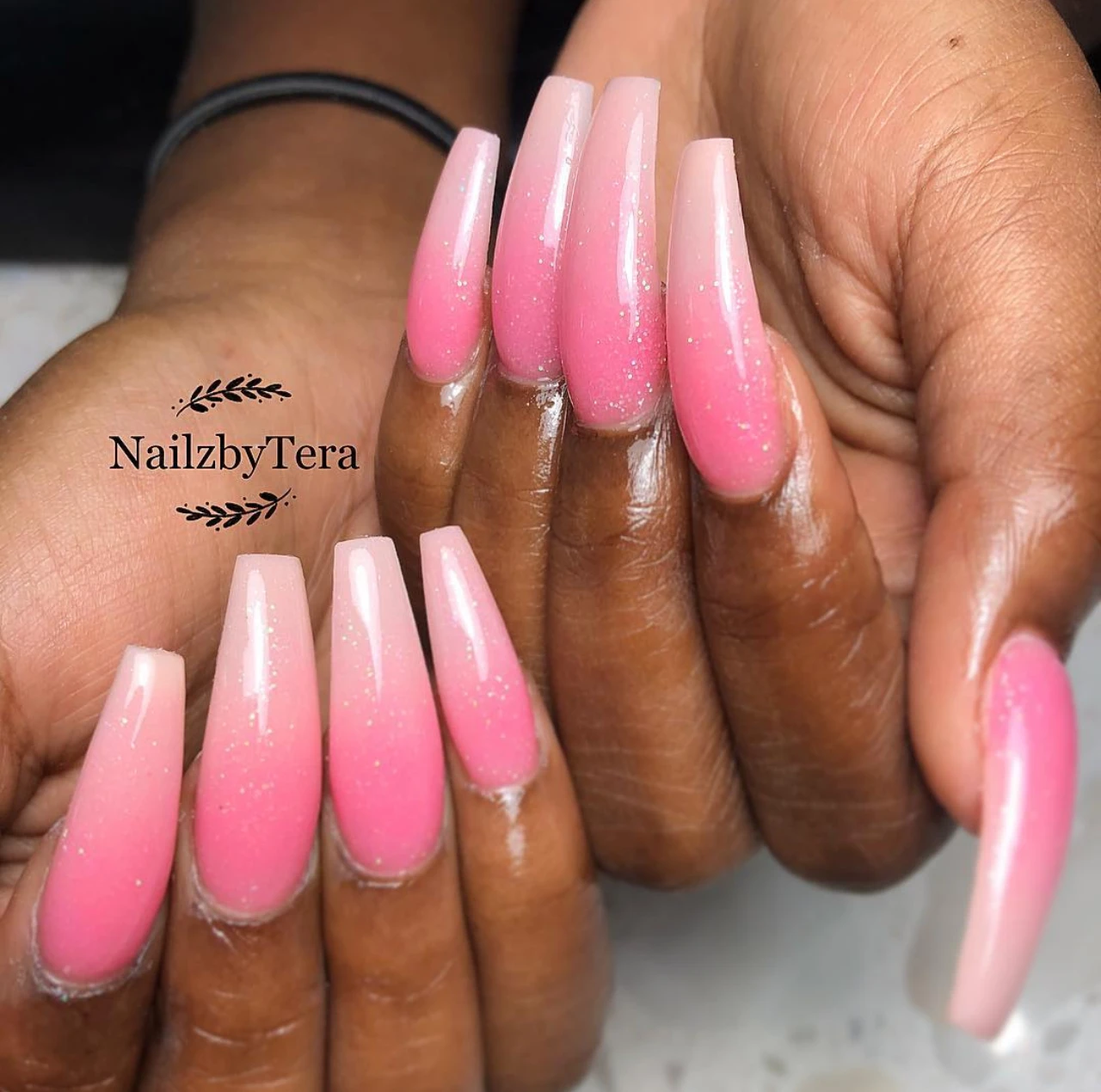 Diseños de uñas acrílicas degradadas rosa cromáticas con efecto brillante.