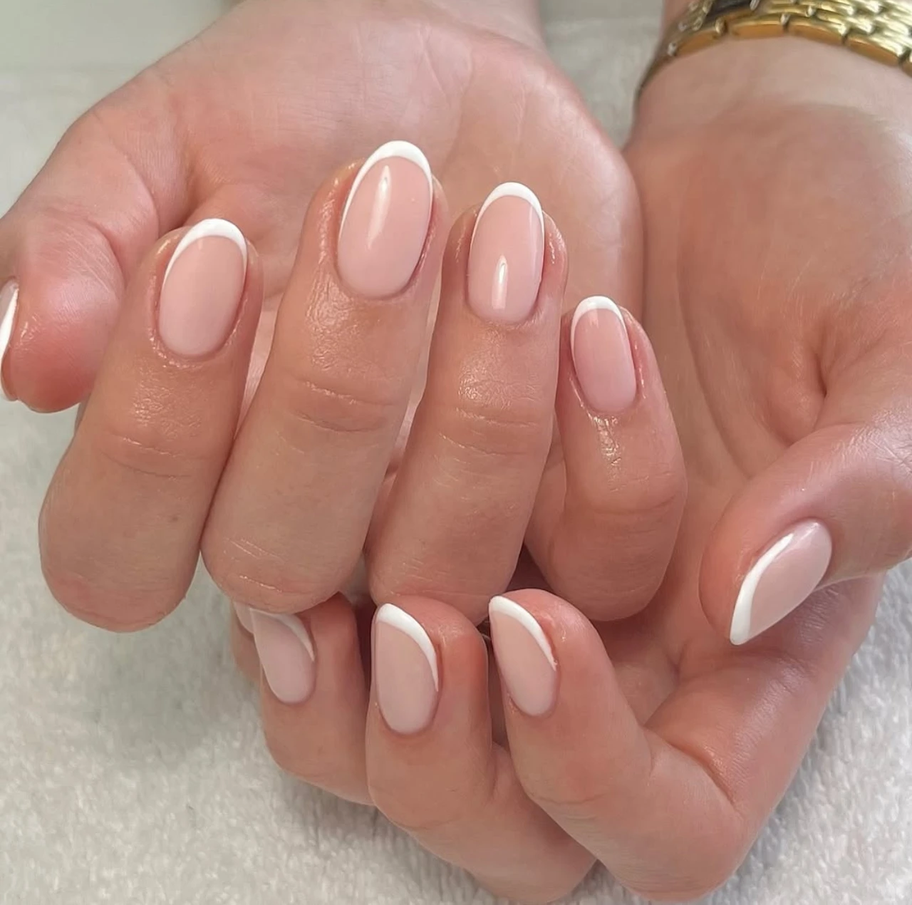Diseños de uñas acrílicas francesas extrafinas en forma almendrada.